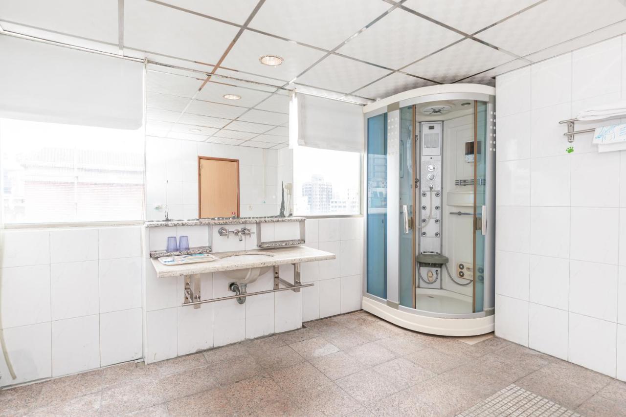 Yi Pin Business Hotel Таоюань Экстерьер фото