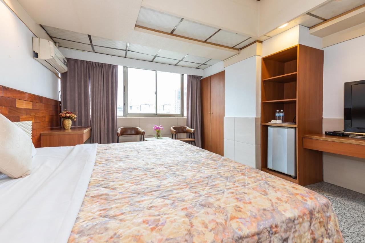 Yi Pin Business Hotel Таоюань Экстерьер фото