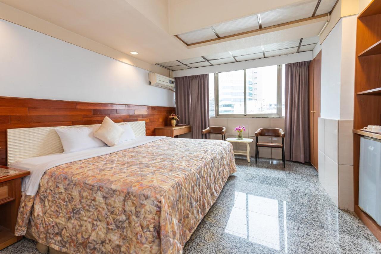 Yi Pin Business Hotel Таоюань Экстерьер фото