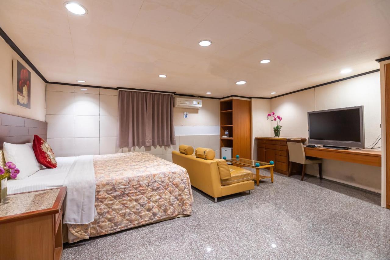 Yi Pin Business Hotel Таоюань Экстерьер фото