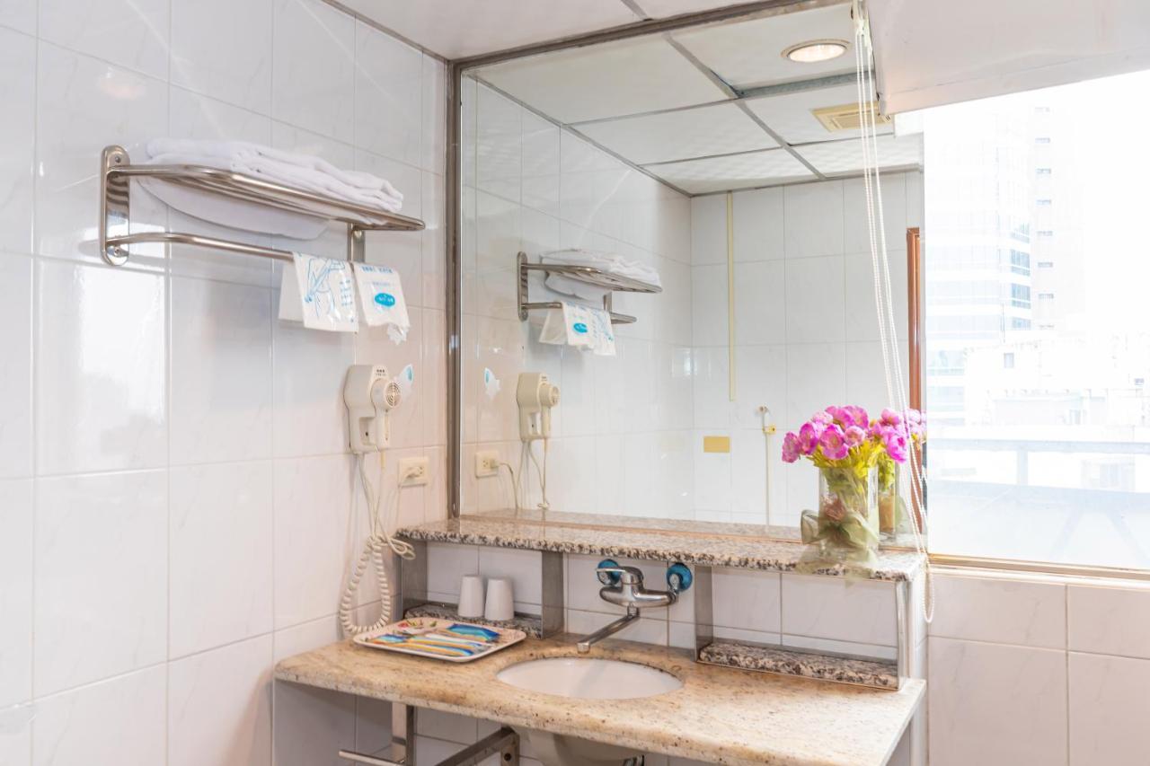Yi Pin Business Hotel Таоюань Экстерьер фото