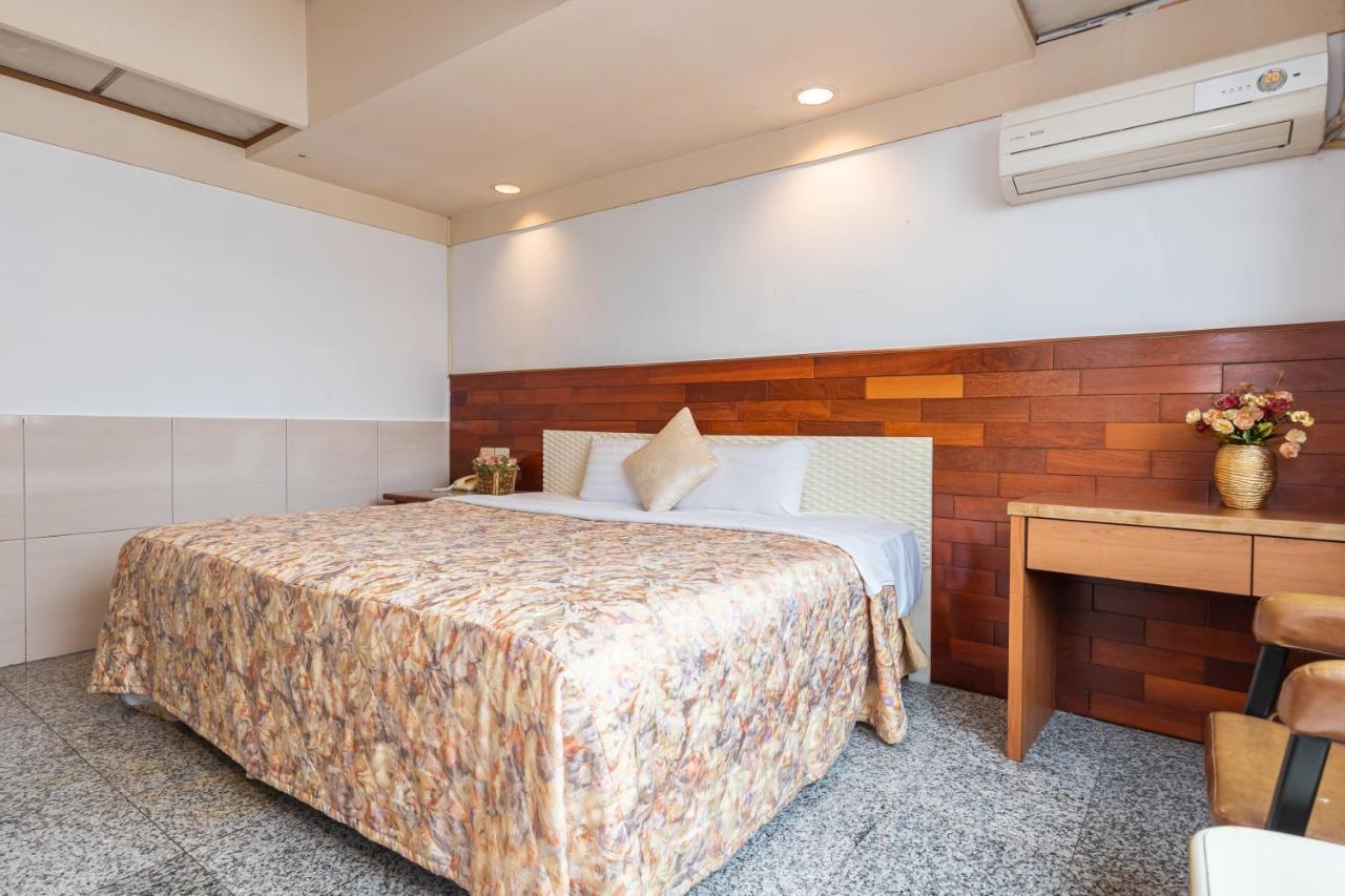 Yi Pin Business Hotel Таоюань Экстерьер фото